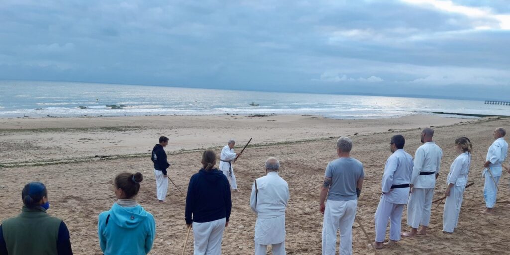 Toshiro Suga Aikido in Luc-sur-Mer – Schwerttraining am Strand